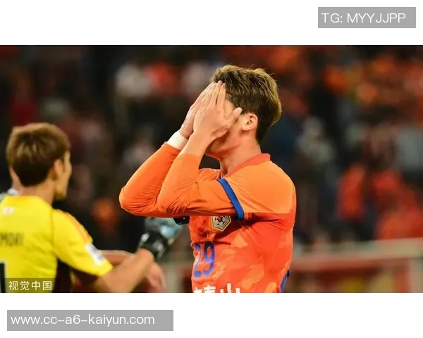 瓦尔迪禁区内展现惊人柔韧性头球攻门险些破门引发全场惊叹