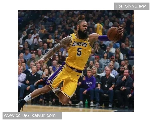 湖人快船球迷现场互动引发热议比卢普斯与FBI成焦点话题